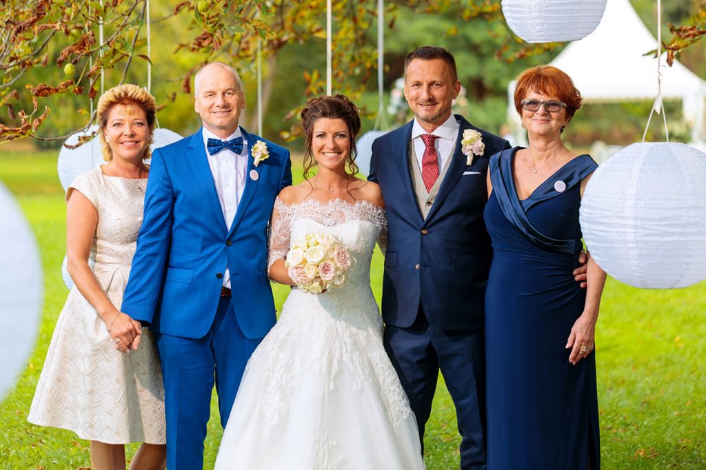 Familienbilder mit dem Brautpaar am Nachmittag bei der Hochzeitsfeier auf Schloss Kartzow Potsdam
