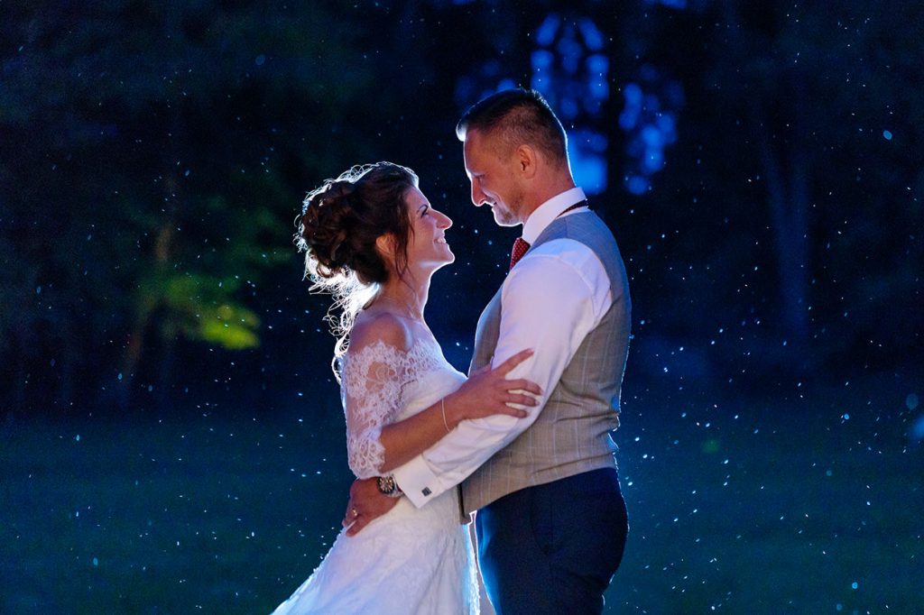 Hochzeitsbilder im Regen nach Trauung im Standesamt Kartzow von Potsdam Das Hochzeitspaar tauscht innige Blicke während wir Fotos zur Blauen Stunde schießen im Park von Schloss Kartzow Potsdam