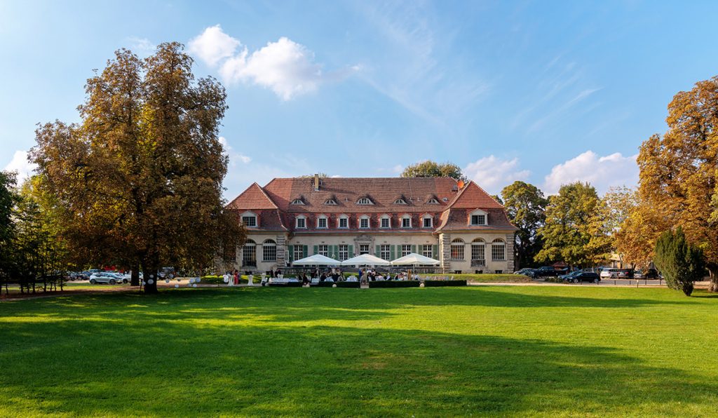 Das schöne Schloss Kartzow, gelegen im Potsdamer Ortsteil Kartzow, bietet ein wunderbares Ambiente für eine Hochzeitsfeier.