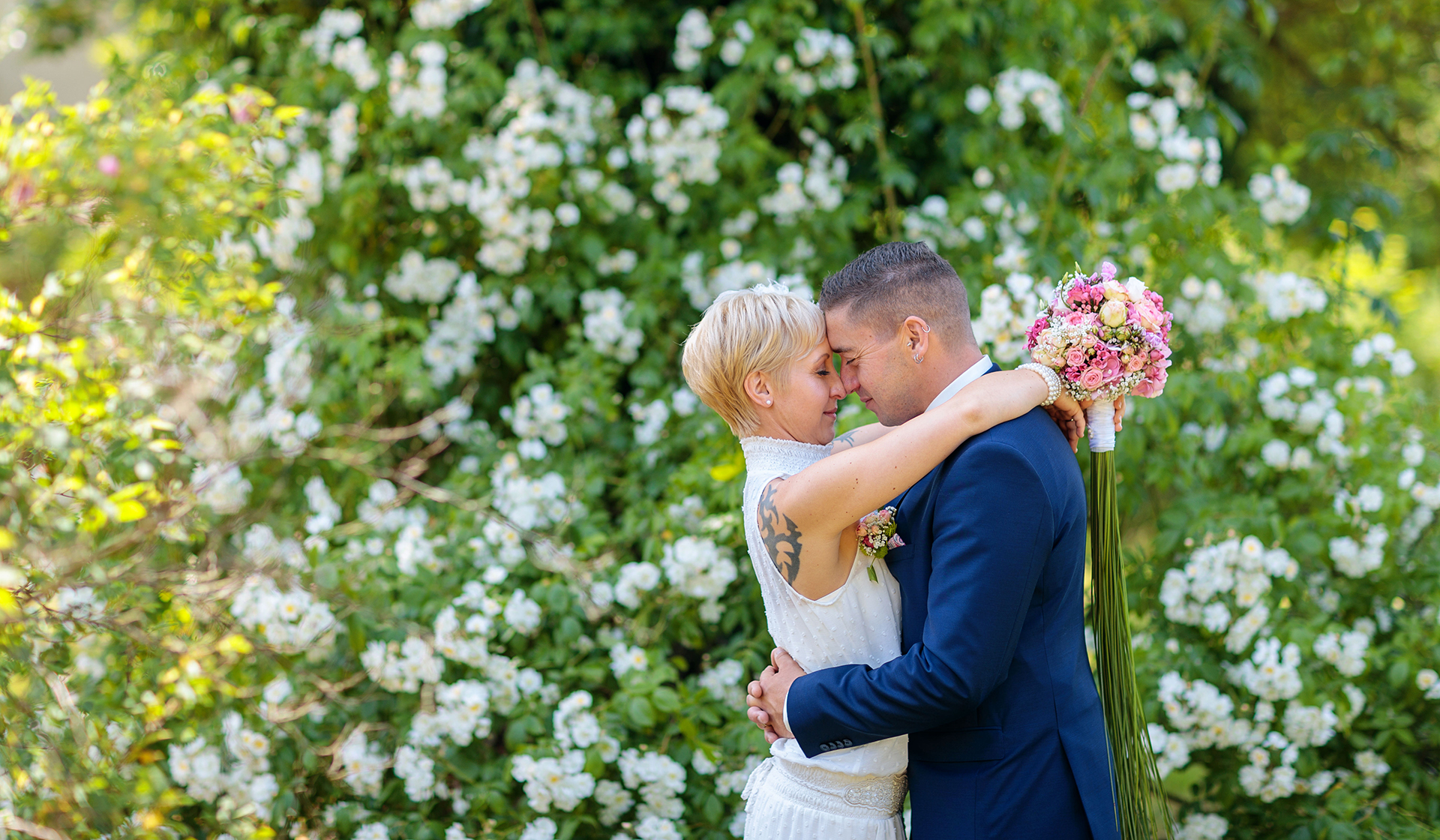 Hochzeitspaar vor Blumen Hintergrund in Caputh am Schloss
