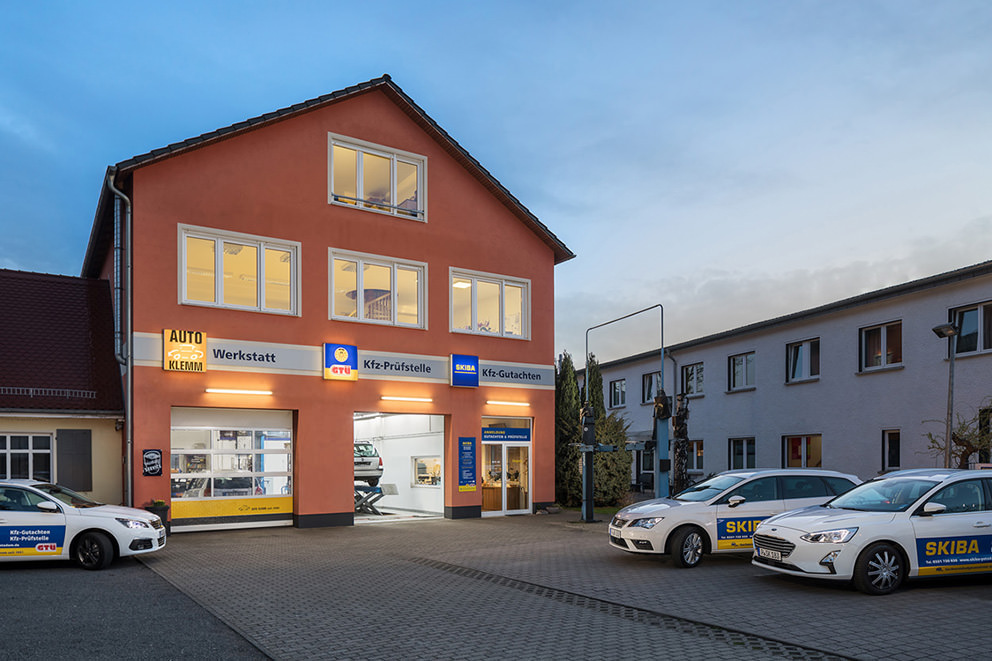 Außenaufnahme einer KFZ-Werkstatt zur Blauen Stunde in Potsdam