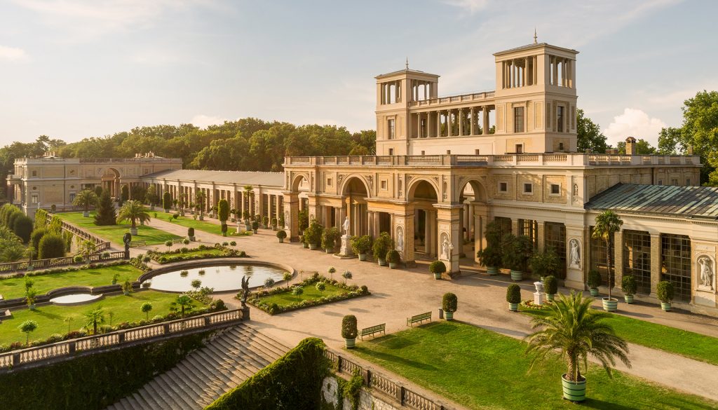 Luftaufnahme der Orangerie im Park Sanssouci Potsdam mit Drohne. Foto von Reinhardt & Sommer, Lizenziert durch Landeshauptstadt Potsdam und Stiftung Preussische Schlösser und Gärten Berlin Brandenburg