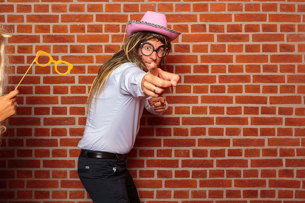 Fotobox bei einer Hochzeit mit Requisiten und Verkleidung