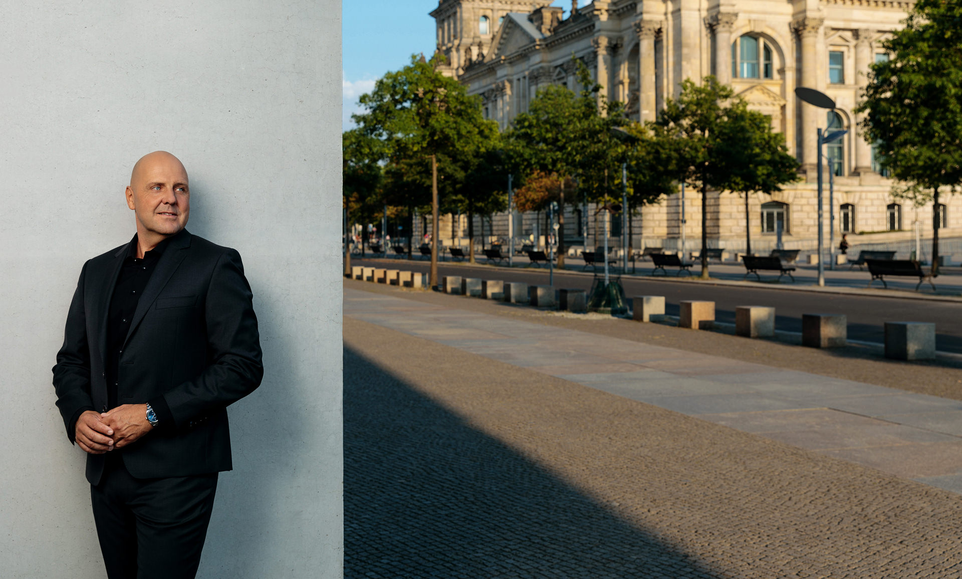 Portraitfoto von Geschäftsmann unter freiem Himmel
