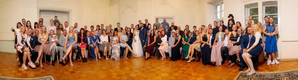Unser Gruppenbild der Hochzeit lässt sich bei Regen auch innen schießen wie hier in Roskow