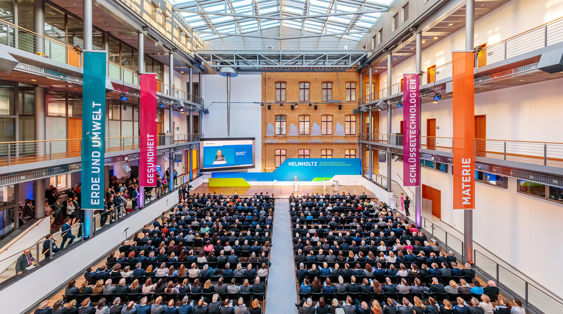 Viele Gäste im Saal bei einem Kongress in Berlin