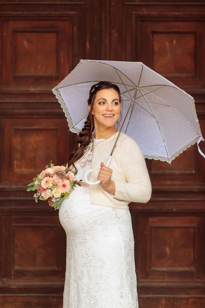 Schwangere Braut im Winter mit Bolero Schwangere Braut im Winter mit Bolero