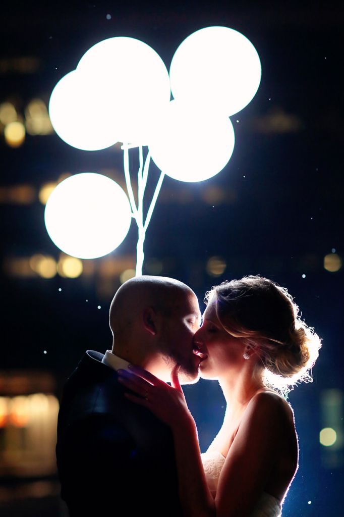 Brautpaar mit leuchtenden Luftballons in der dunklen Winterhochzeit Brautpaar mit leuchtenden Luftballons in der dunklen Winterhochzeit
