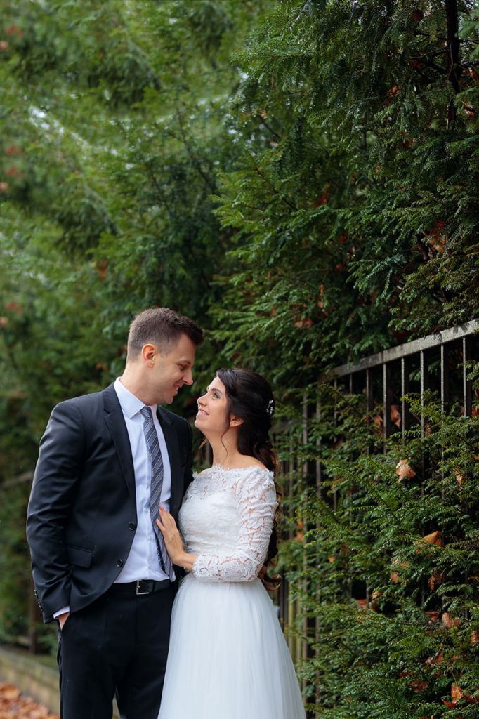 Brautpaar vor Tannen bei einer Winterhochzeit im Treptower Park Brautpaar vor Tannen bei einer Winterhochzeit im Treptower Park