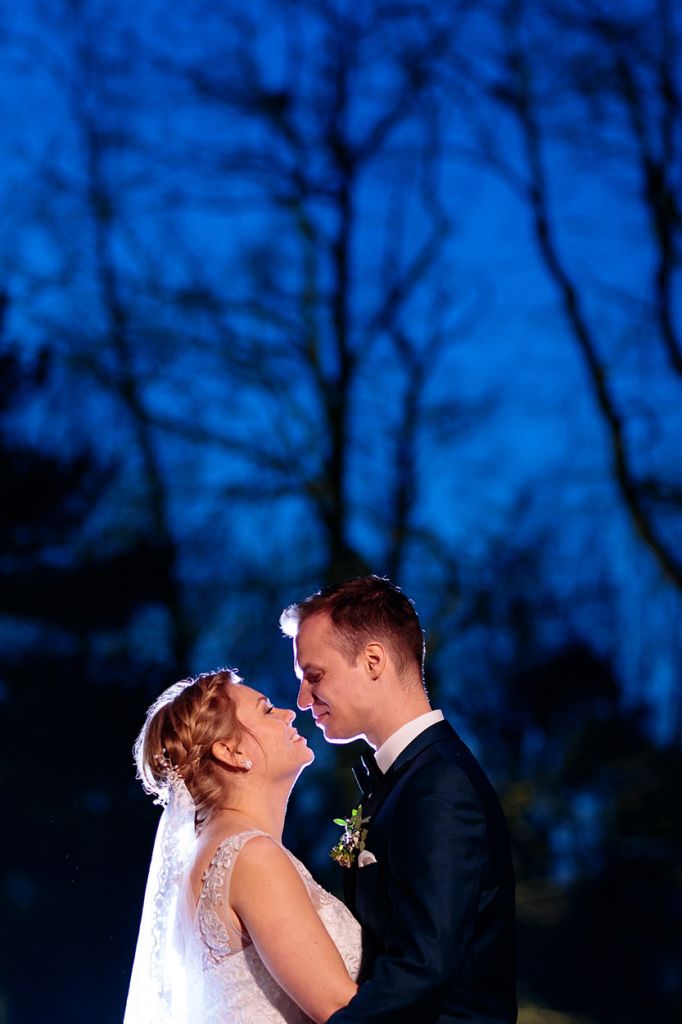 Brautpaar im Februar zur Blauen Stunde