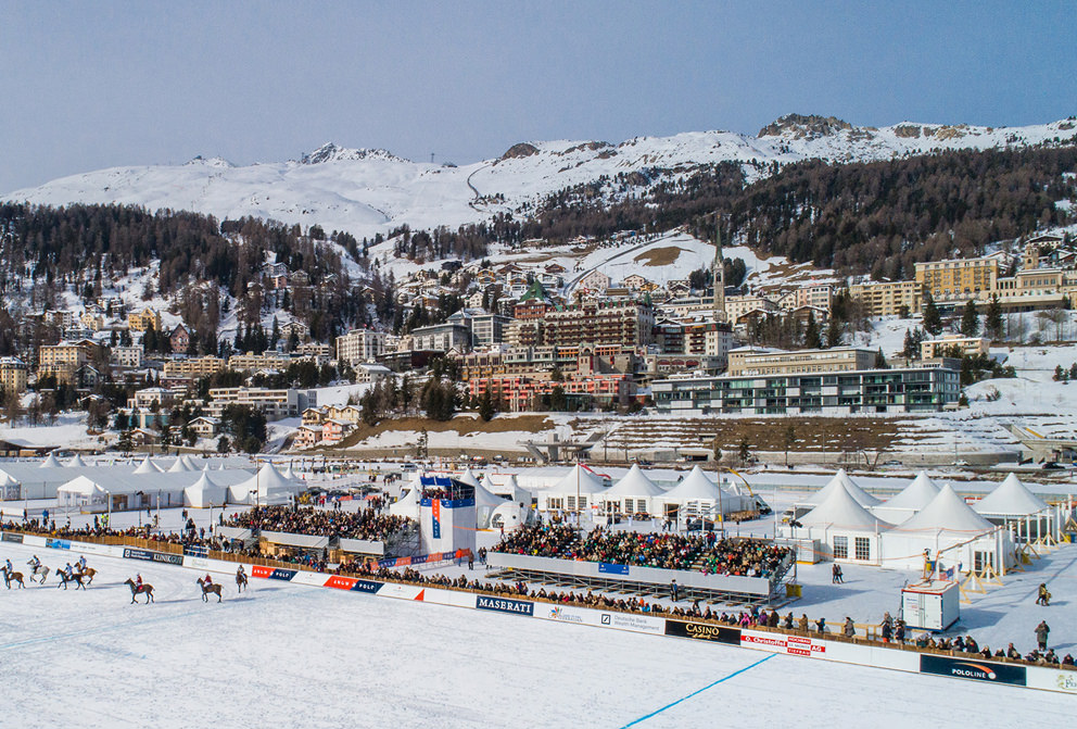 Drohnenfoto vom Luftbildfotograf Luftbild der Innenstadt von St. Moritz in der Schweiz mit Drohne von Fotograf