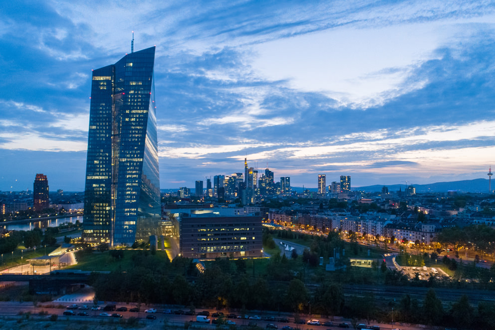 Luftbild der EZB in Frankfurt/Main mit Drohne Die Skyline von Frankfurt mit der EZB in einem Drohnenfoto von Fotograf