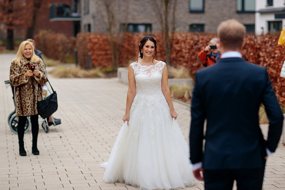 Das Brautpaar sieht sich beim First Look in Hamburg