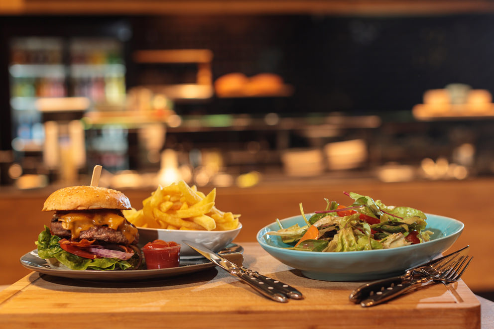 Burger mit Pommes und Salat Foto für Menutafel