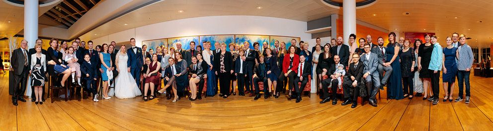 Gruppenfoto bei einer Winterhochzeit innen fotografieren Unser Gruppenfoto zur Winterzeit im Kongresshotel Potsdam