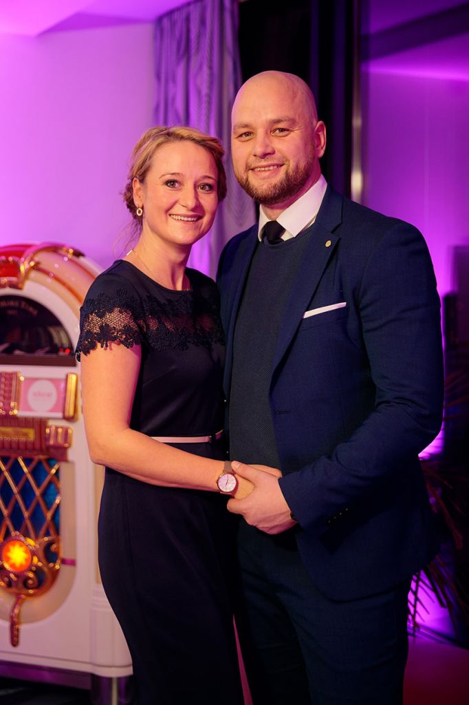 Hochzeitsgäste mit abgestimmten Outfit Blaue Kleider und Anzüge für eine Hochzeit im Winter