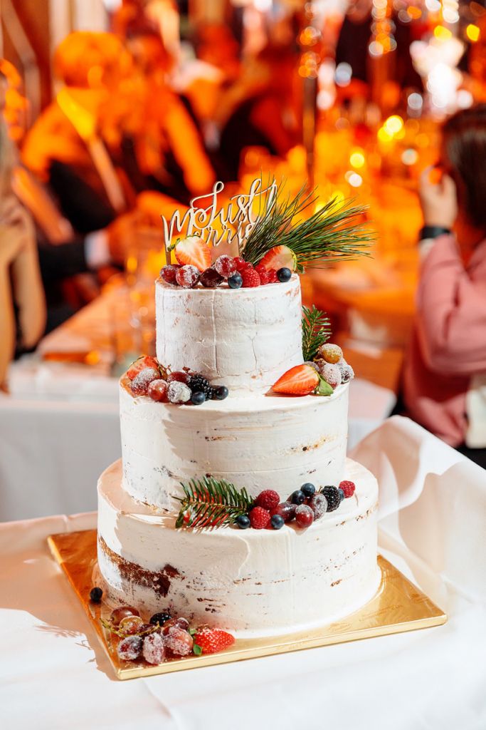 Winterliche Hochzeitstorte mit Zweigen und Beeren