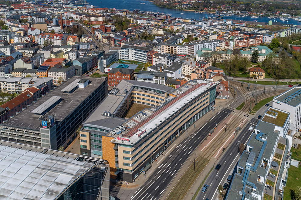Luftaufnahme in Rostock Luftaufnahme von Innenstadt in Rostock durch Fotograf mit Drohne