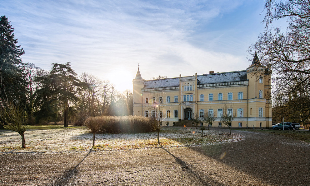 Schloss Kröchlendorff im Winter mit Sonne Schloss Kröchlendorff im Winter mit Sonne