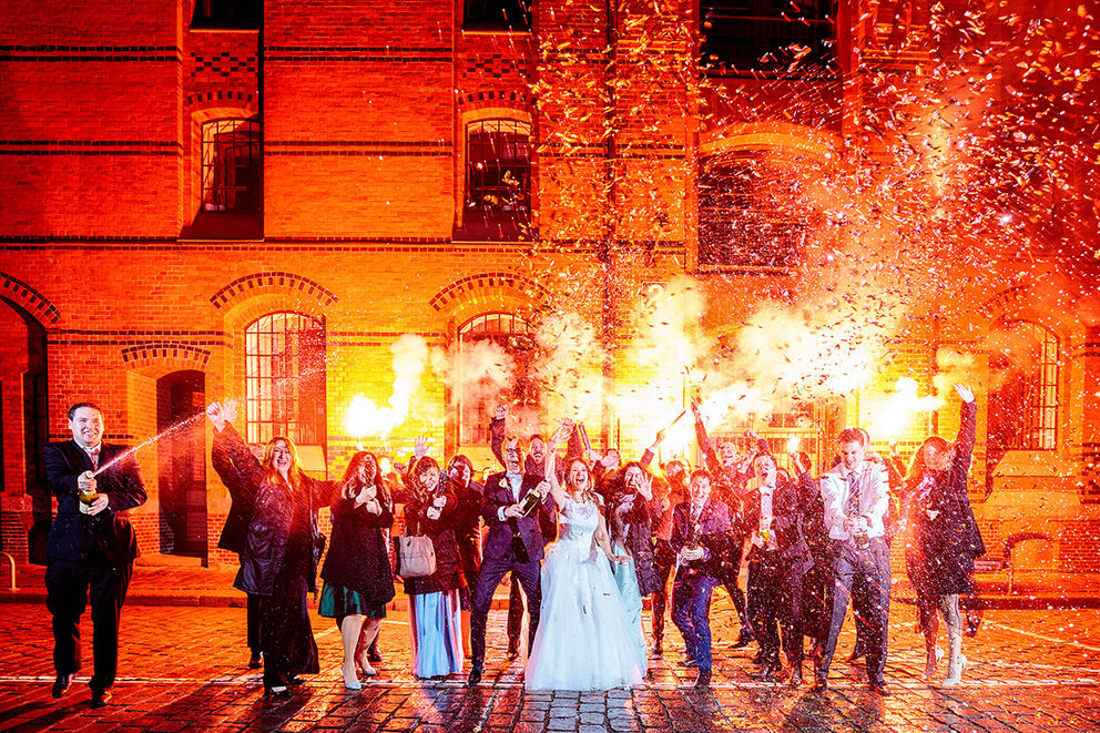 Sektexplosion bei einem Gruppenbild mit Brautpaar und Hochzeitsgästen in der Speicherstadt Hamburg Sektexplosion bei einem Gruppenbild mit Brautpaar und Hochzeitsgästen in der Speicherstadt Hamburg