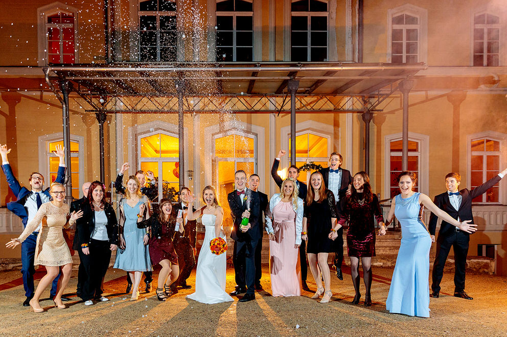 Champagnerdusche bei der Hochzeit - mit Brautpaar und Hochzeitsgästen am Schloss Kröchlendorff in der Uckermark Champagnerdusche bei der Hochzeit - mit Brautpaar und Hochzeitsgästen am Schloss Kröchlendorff in der Uckermark