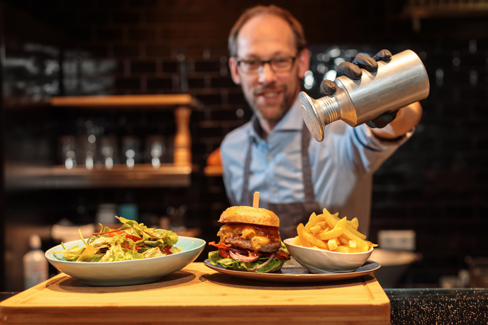Foodfoto für Speisekarte von Burger mit Pommes und Salz