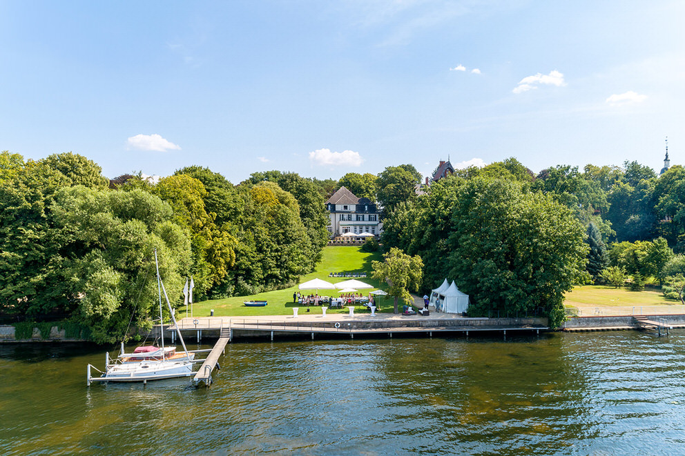 Drohnenflug am Wannsee vor der Villa Blumenfisch Drohnenflug am Wannsee vor der Villa Blumenfisch
