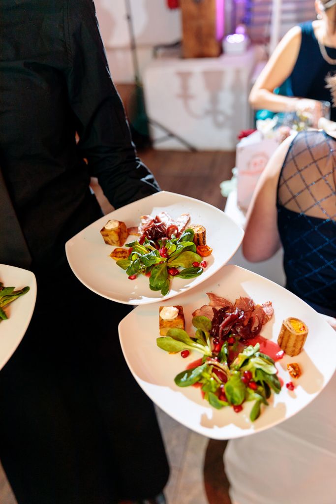 Winterliches Abendessen wird serviert bei einer Hochzeit