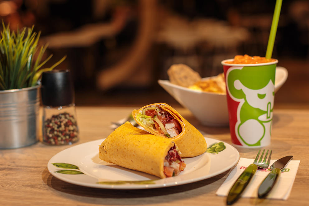 Wraps mit Getränk in Foto für Speisetafel