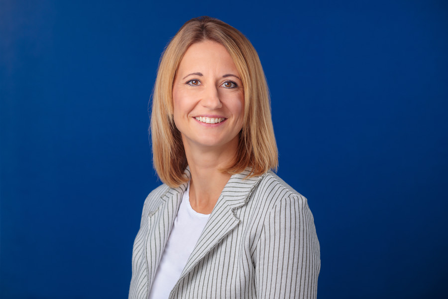 Blauer Hintergrund in einem Portraitfoto einer Geschäftsführerin vom Businessfotograf für Frauen