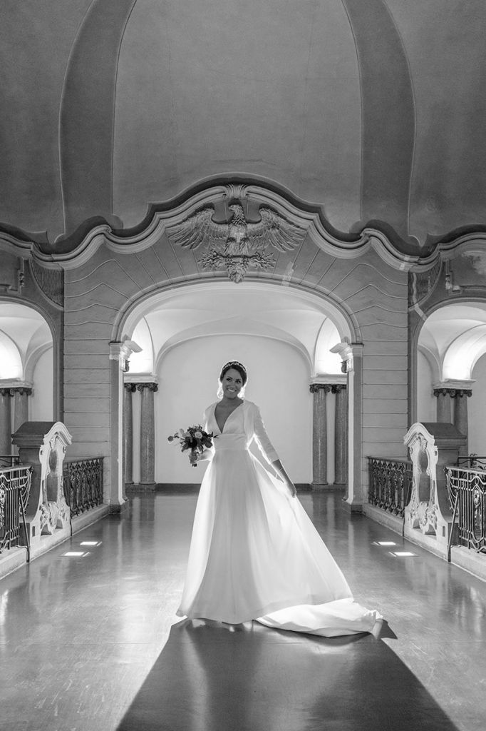 Braut mit langem Kleid im Rathaus Potsdam