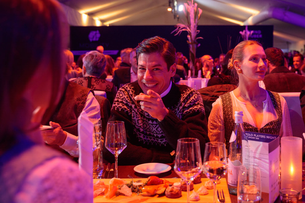 Gast lacht bei Snow Polo World Cup Kitzbühel Gala