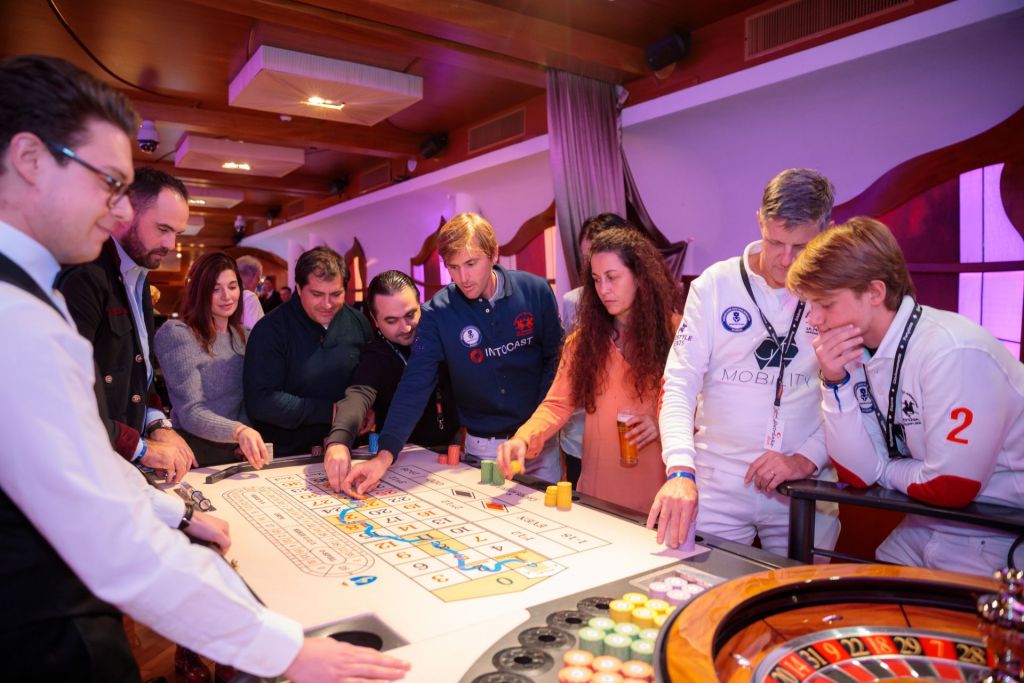 Polo Spieler und Gäste spielen im Casino Kitzbühel