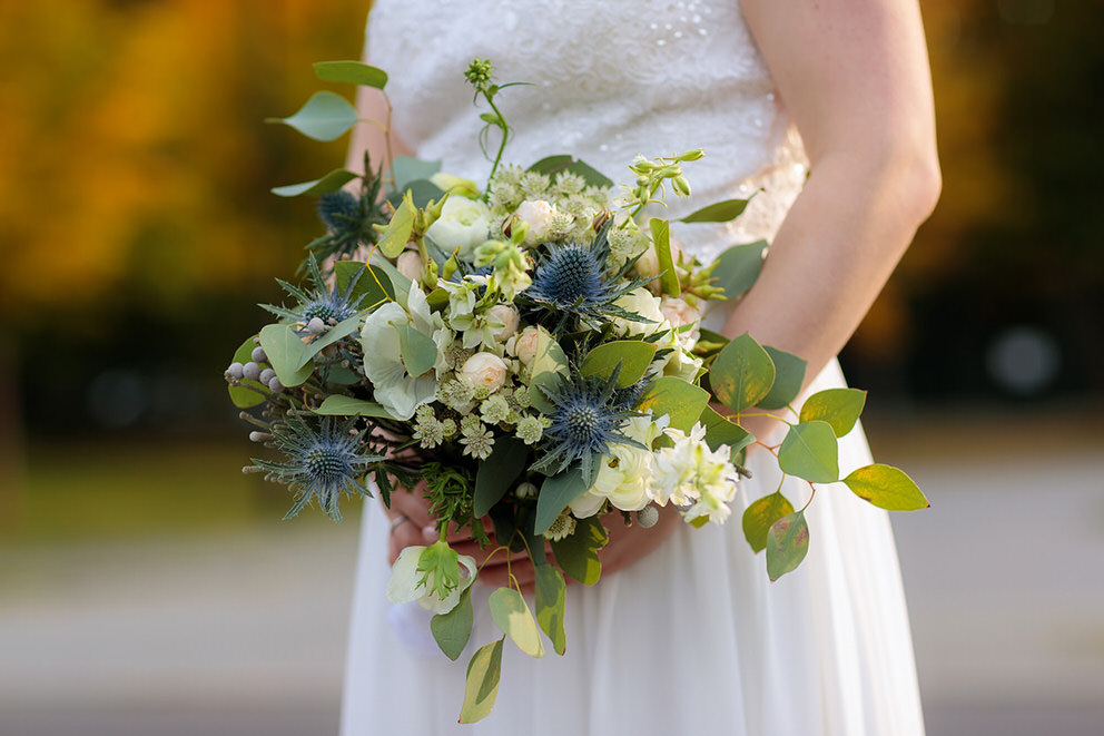 Brautstrauss mit Disteln und Blumen