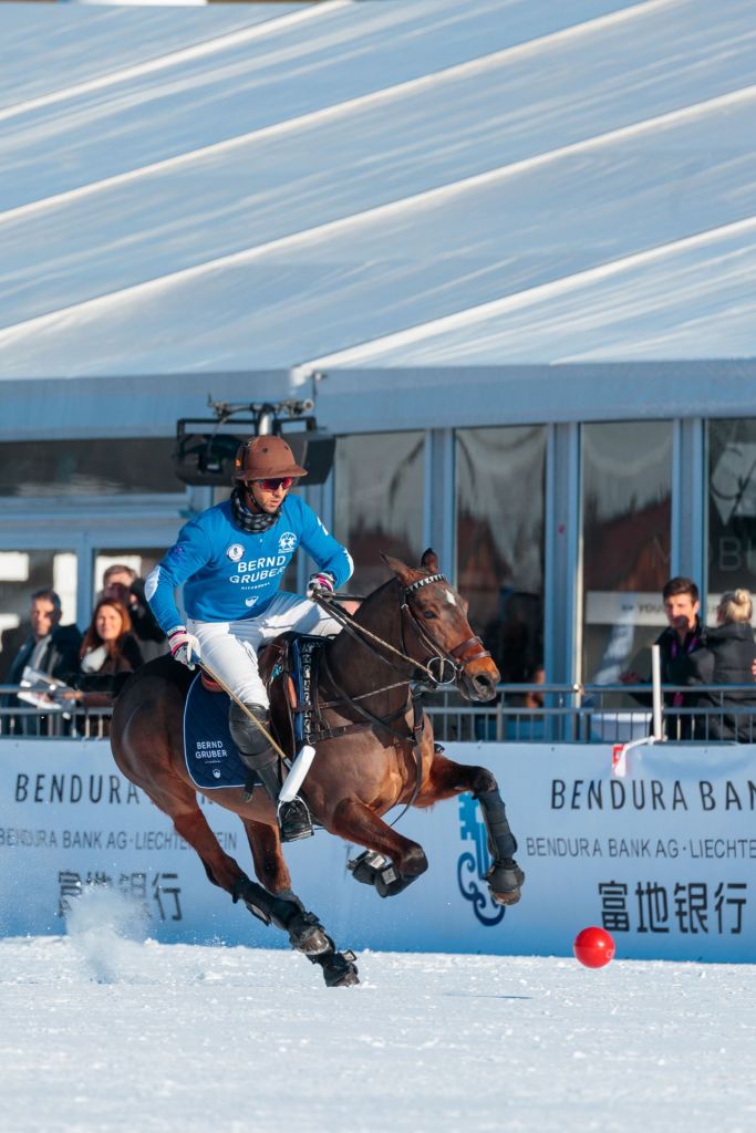 Polo Spieler auf Pferd beim Snow Polo World Cup Kitzbühel 2020