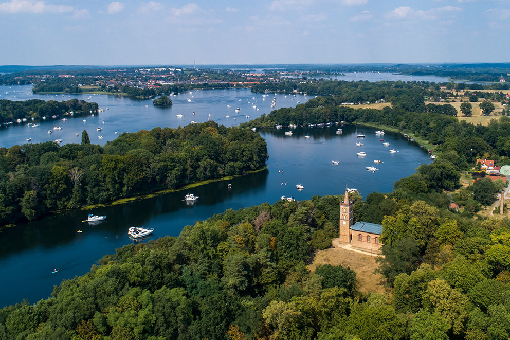 Luftaufnahme einer Kirche in Petzow bei Werder