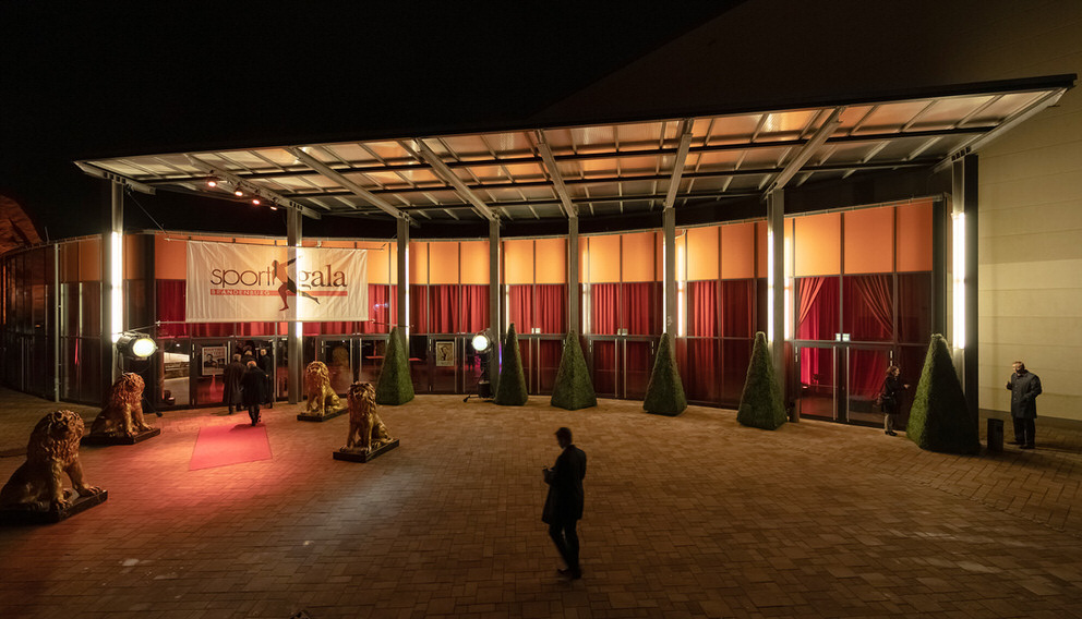 Eingang der Metropolis Halle im Filmpark Potsdam