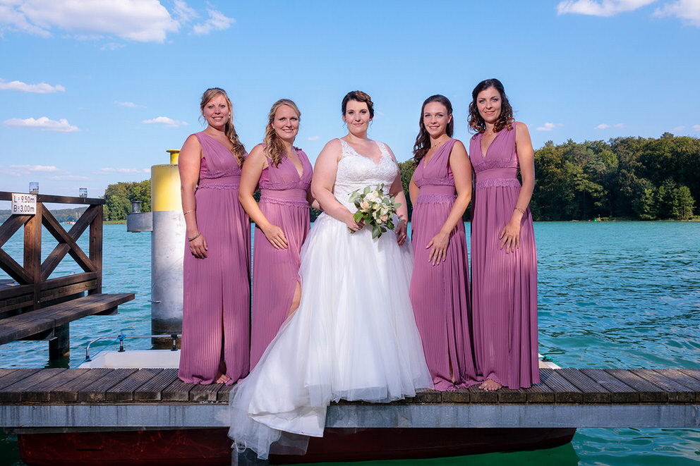 Die Braut in einem Foto mit ihren Brautjungfern am Wasser des Werbellinsees Die Braut in einem Foto mit ihren Brautjungfern am Wasser des Werbellinsees