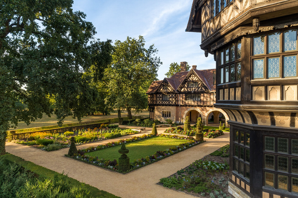 Luftaufnahme vom Multikopter in Potsdam Drohnenfoto von Schloss Cecilienhof in Potsdam bei Sonnenaufgang