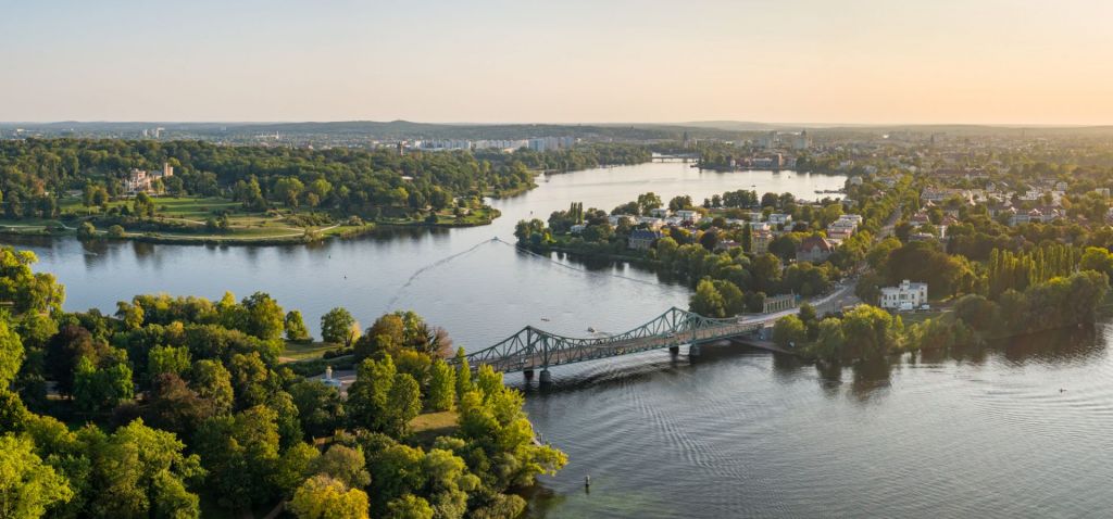 in einem Drohnenflug entstandene Panorama Aufnahme über Potsdam mit Glienicker Brücke, Havel und Schloss Babelsberg mit Blick auf Schlösserlandschaft in Brandenburg in einem Drohnenflug entstandene Panorama Aufnahme über Potsdam mit Glienicker Brücke, Havel und Schloss Babelsberg mit Blick auf Schlösserlandschaft in Brandenburg
