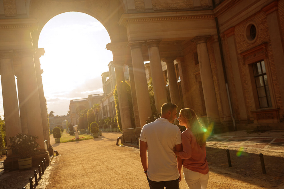 Spaziergang durch die Orangerie in Potsdam bei Sonnenuntergang