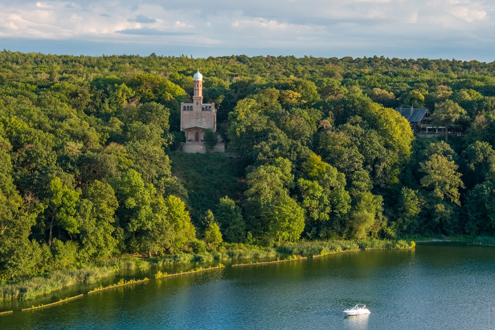 Kirche St. Peter und Paul auf Nikolskoe über der Havel in Berlin Wannsee in einem Drohnenfoto vom Naturschutzgebiet Wannsee Kirche St. Peter und Paul auf Nikolskoe über der Havel in Berlin Wannsee in einem Drohnenfoto vom Naturschutzgebiet Wannsee