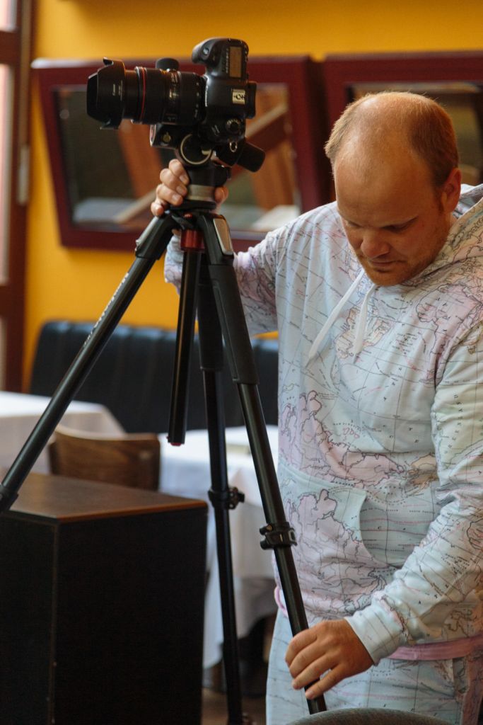 Fotograf baut Kamera auf