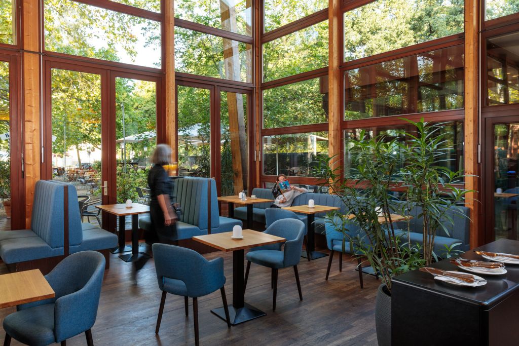 Kellnerin will Gast im Restaurant bedienen