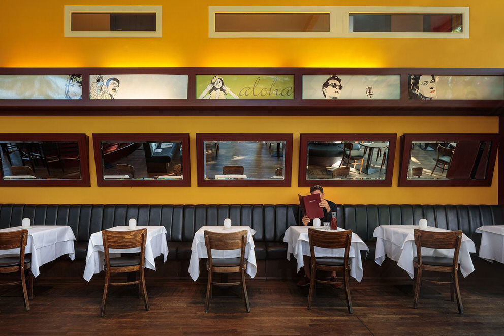 Wandansicht mit Tischen, Stühlen und Bänken in Berliner Restaurant
