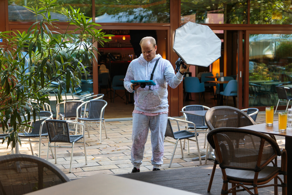 Fotograf macht Aufnahmen von einem Biergarten