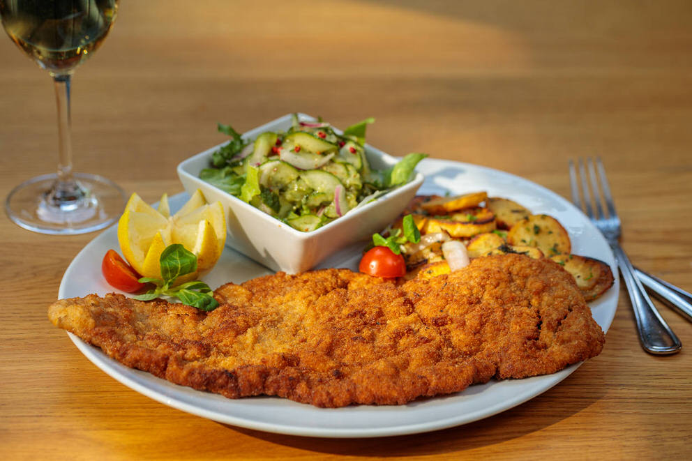 Schnitzel essen in Berlin, abgebildet auf einem Foto vom Fotograf für Restaurants