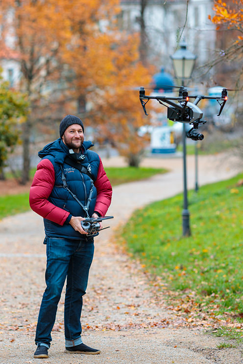 Drohne und Pilot mieten für Drohnenaufnahmen in Berlin: DJI Mavic Cine und Inspire2 mit Wechselobjektiven für Foto- und Filmproduktion Drohne und Pilot mieten für Drohnenaufnahmen in Berlin: DJI Mavic Cine und Inspire2 mit Wechselobjektiven für Foto- und Filmproduktion
