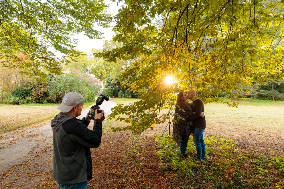 Fotograf Michael Reinhardt nutzt bei einer Verlobungssession gern einen auf einem Stativ stehenden Blitz. Damit beleuchtet er die Paare aus seiner bevorzugten Richtung und erzeugt dramatisches Licht Fotograf Michael Reinhardt nutzt bei einer Verlobungssession gern einen auf einem Stativ stehenden Blitz. Damit beleuchtet er die Paare aus seiner bevorzugten Richtung und erzeugt dramatisches Licht