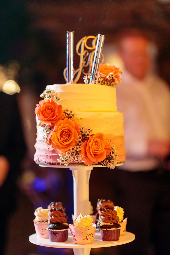Hochzeitstorte mit Blumen und Mini Cupcakes